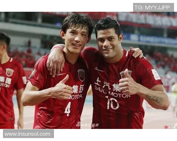 恒大与上港对决赛后采访精彩瞬间回顾与球员心声分享